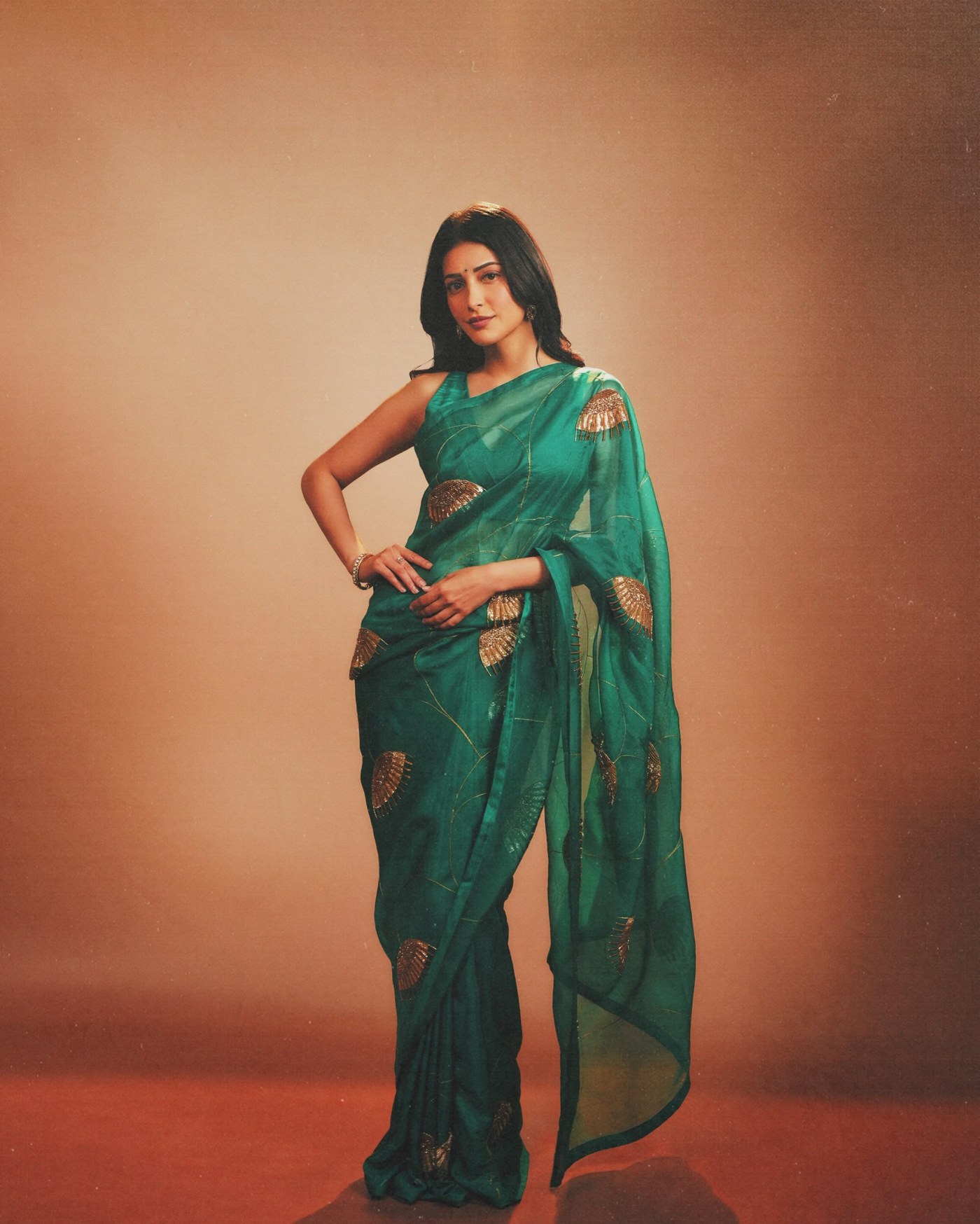 Shruti Haasan’s Emerald Elegance: Mastering the Art of Modern Ethnic Glamour