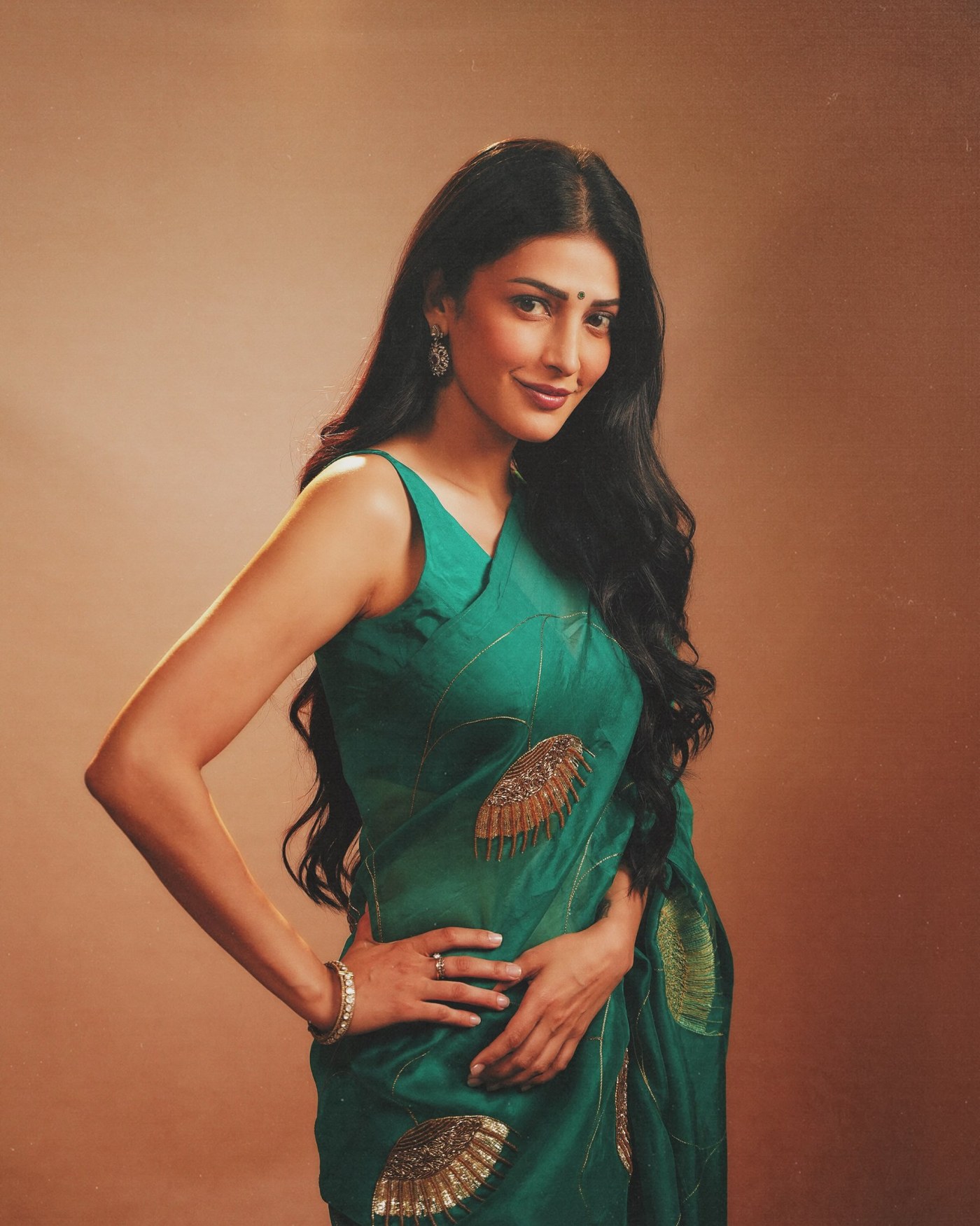 Shruti Haasan’s Emerald Elegance: Mastering the Art of Modern Ethnic Glamour