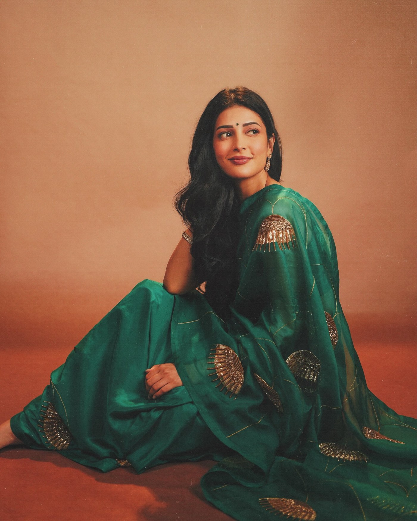 Shruti Haasan’s Emerald Elegance: Mastering the Art of Modern Ethnic Glamour