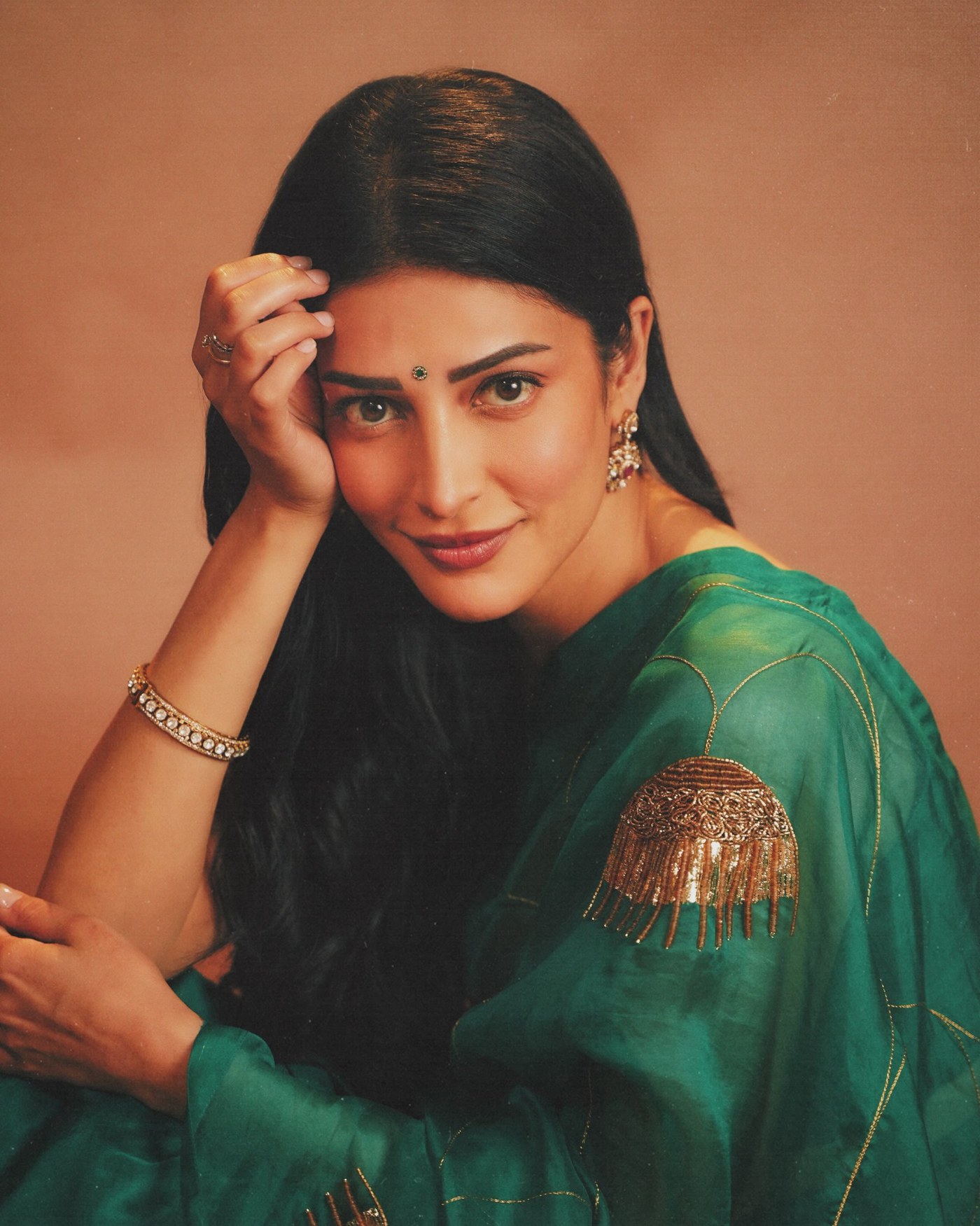 Shruti Haasan’s Emerald Elegance: Mastering the Art of Modern Ethnic Glamour
