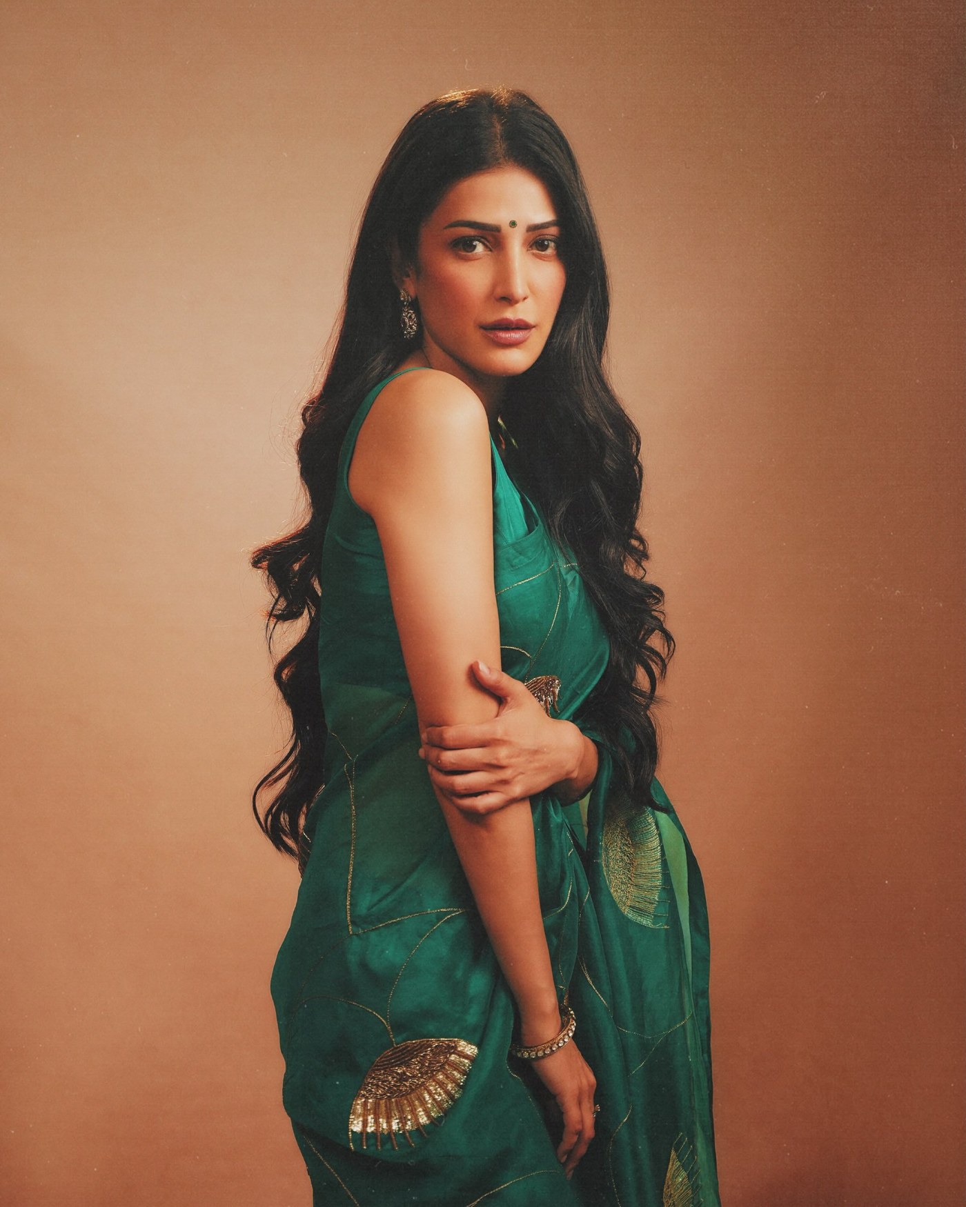 Shruti Haasan’s Emerald Elegance: Mastering the Art of Modern Ethnic Glamour