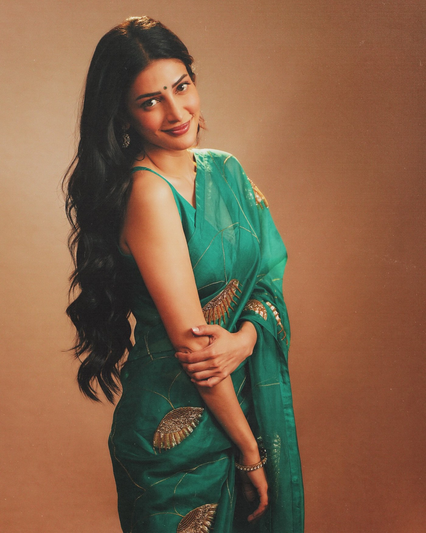 Shruti Haasan’s Emerald Elegance: Mastering the Art of Modern Ethnic Glamour