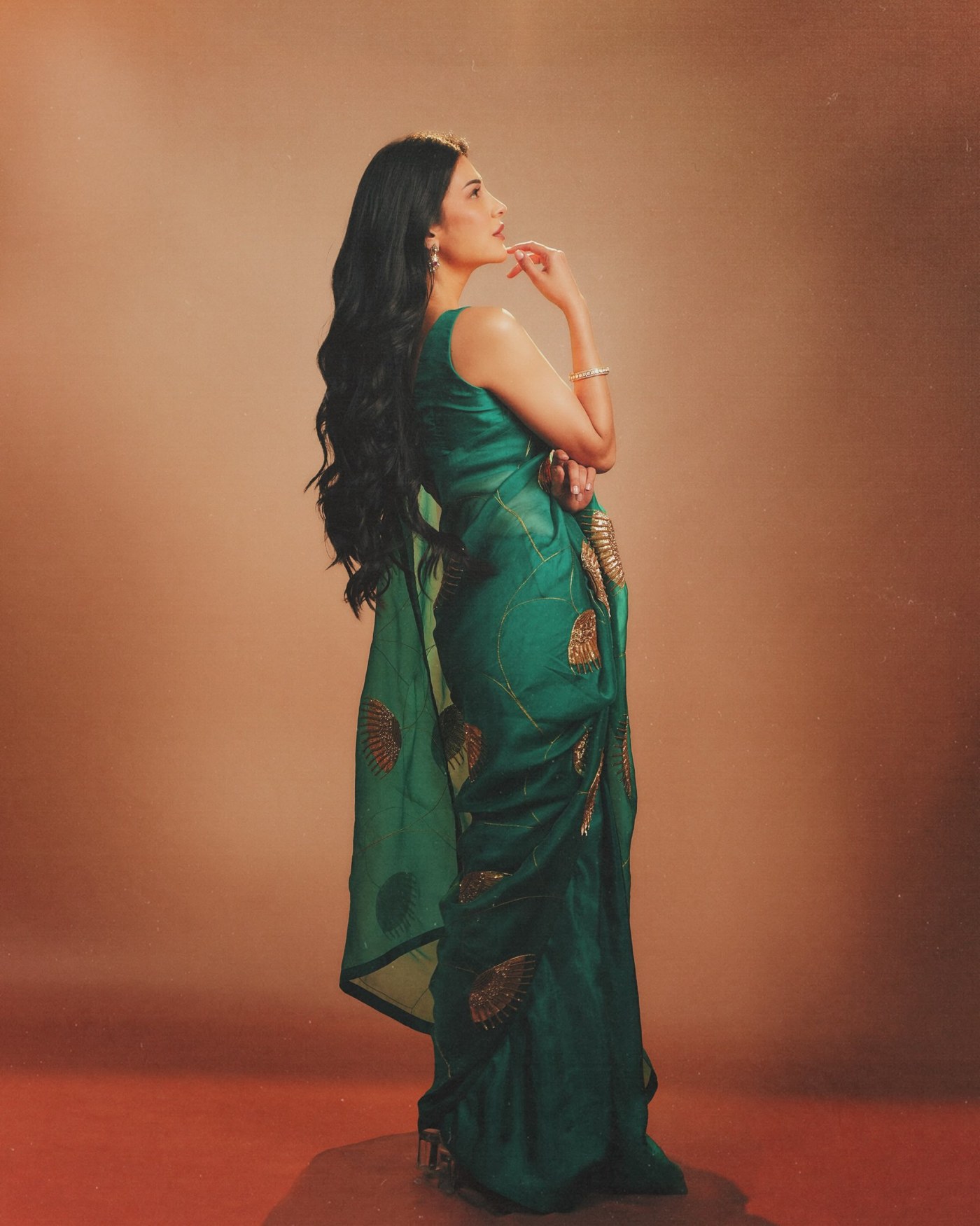 Shruti Haasan’s Emerald Elegance: Mastering the Art of Modern Ethnic Glamour