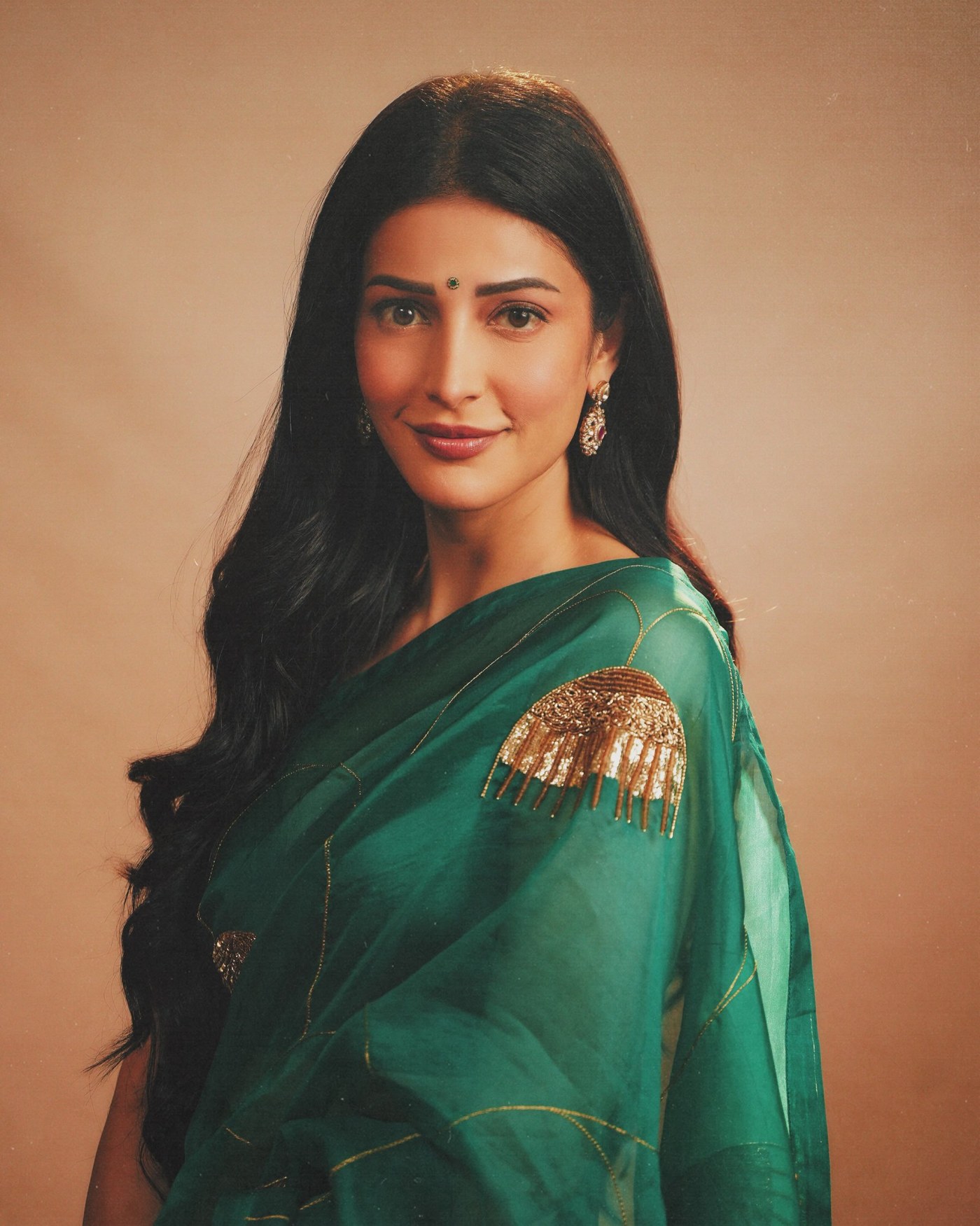 Shruti Haasan’s Emerald Elegance: Mastering the Art of Modern Ethnic Glamour