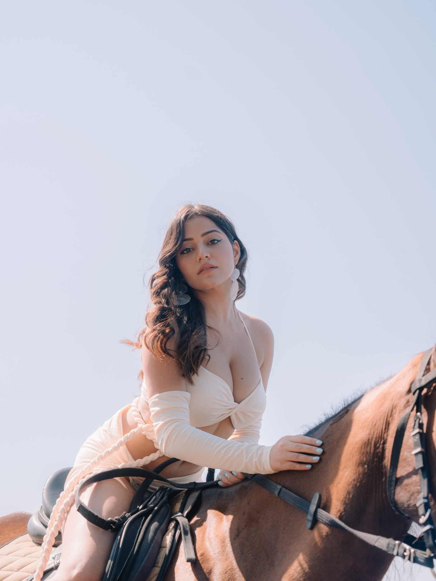 Simran Kaur's Coastal Glam: Mastering the Art of Effortless Beach Chic