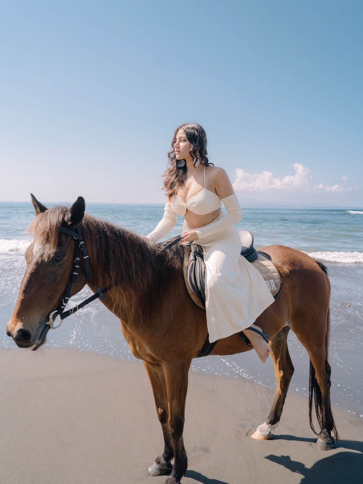 Simran Kaur's Coastal Glam: Mastering the Art of Effortless Beach Chic