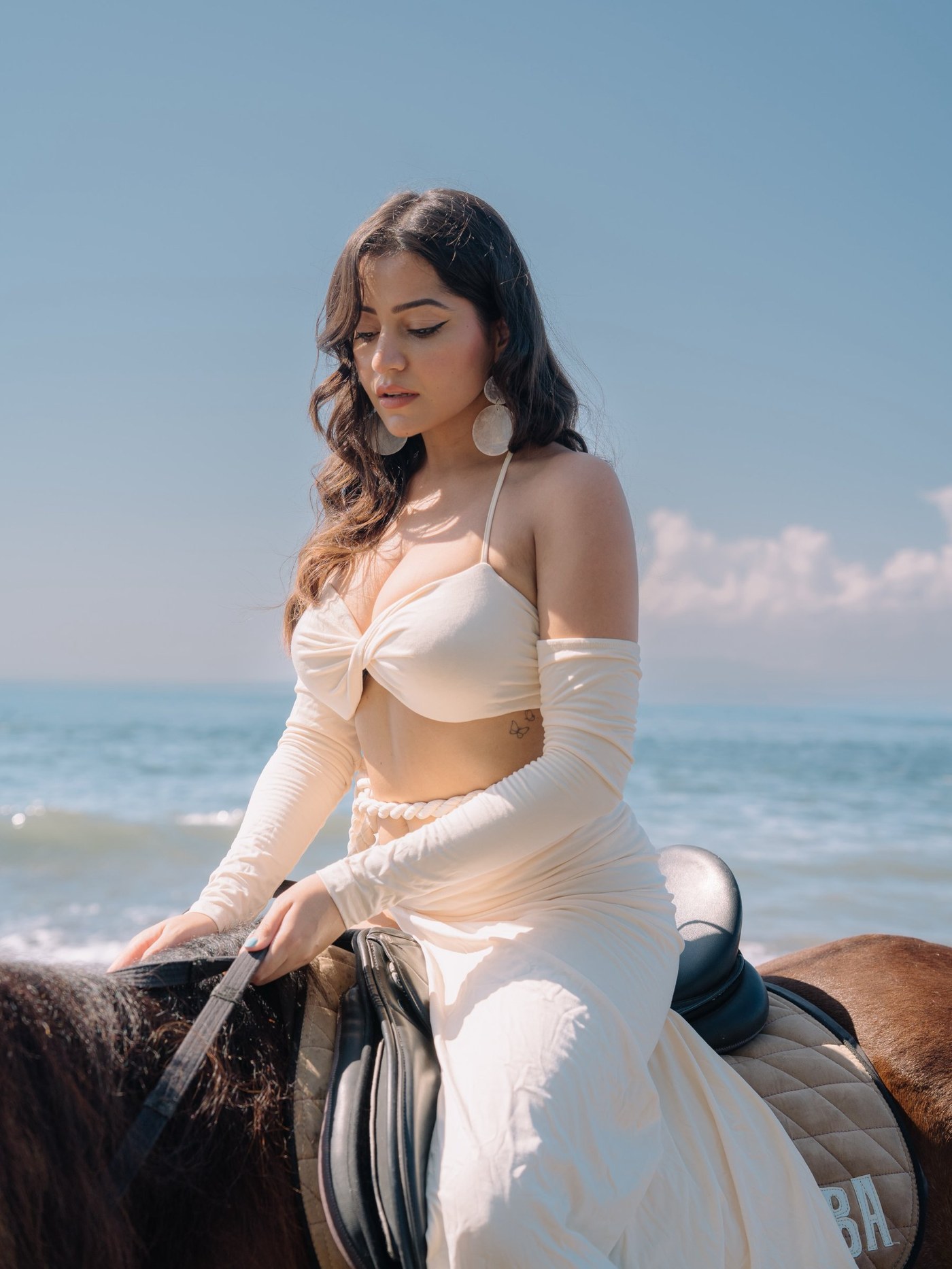 Simran Kaur's Coastal Glam: Mastering the Art of Effortless Beach Chic
