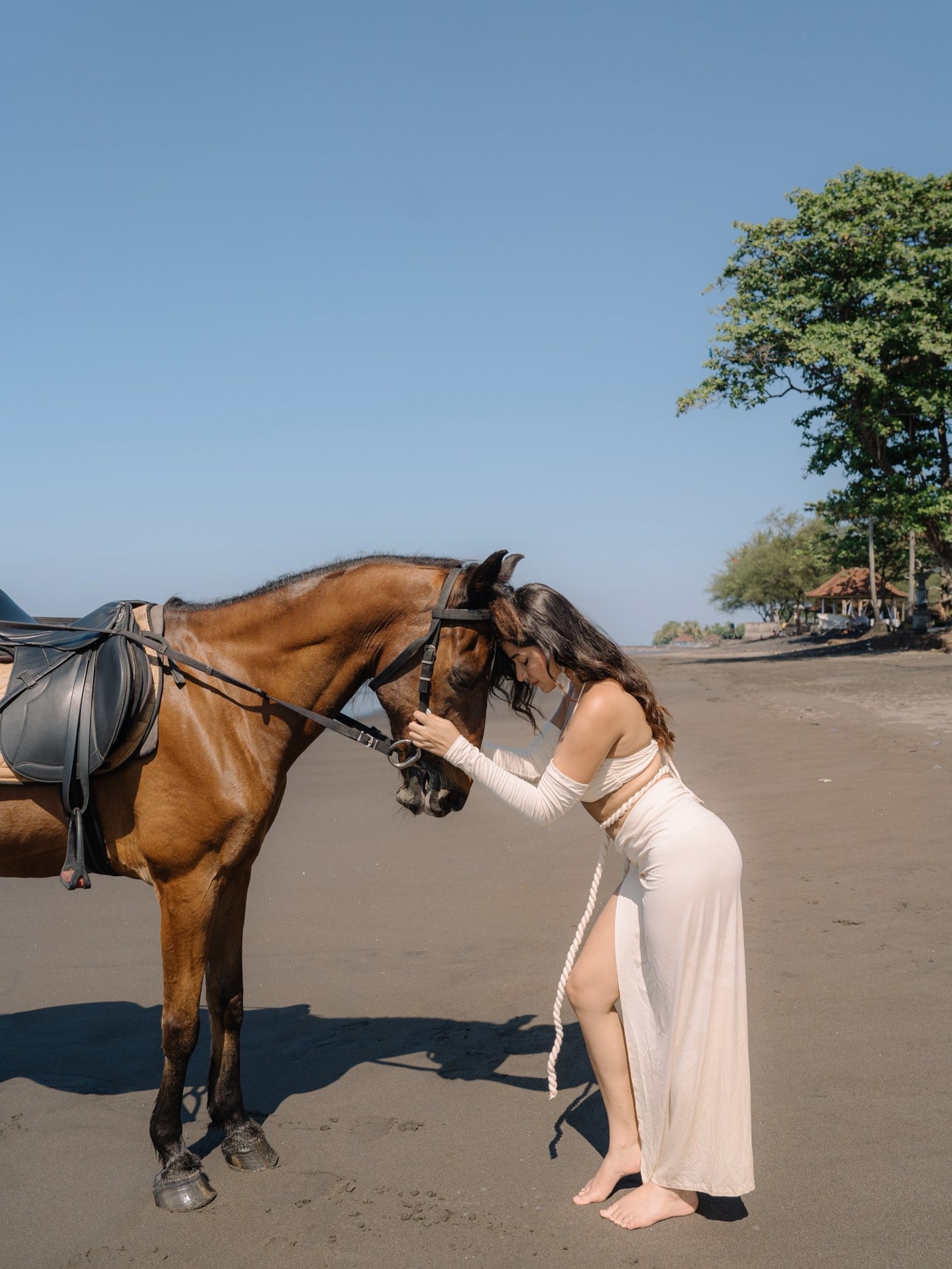 Simran Kaur's Coastal Glam: Mastering the Art of Effortless Beach Chic