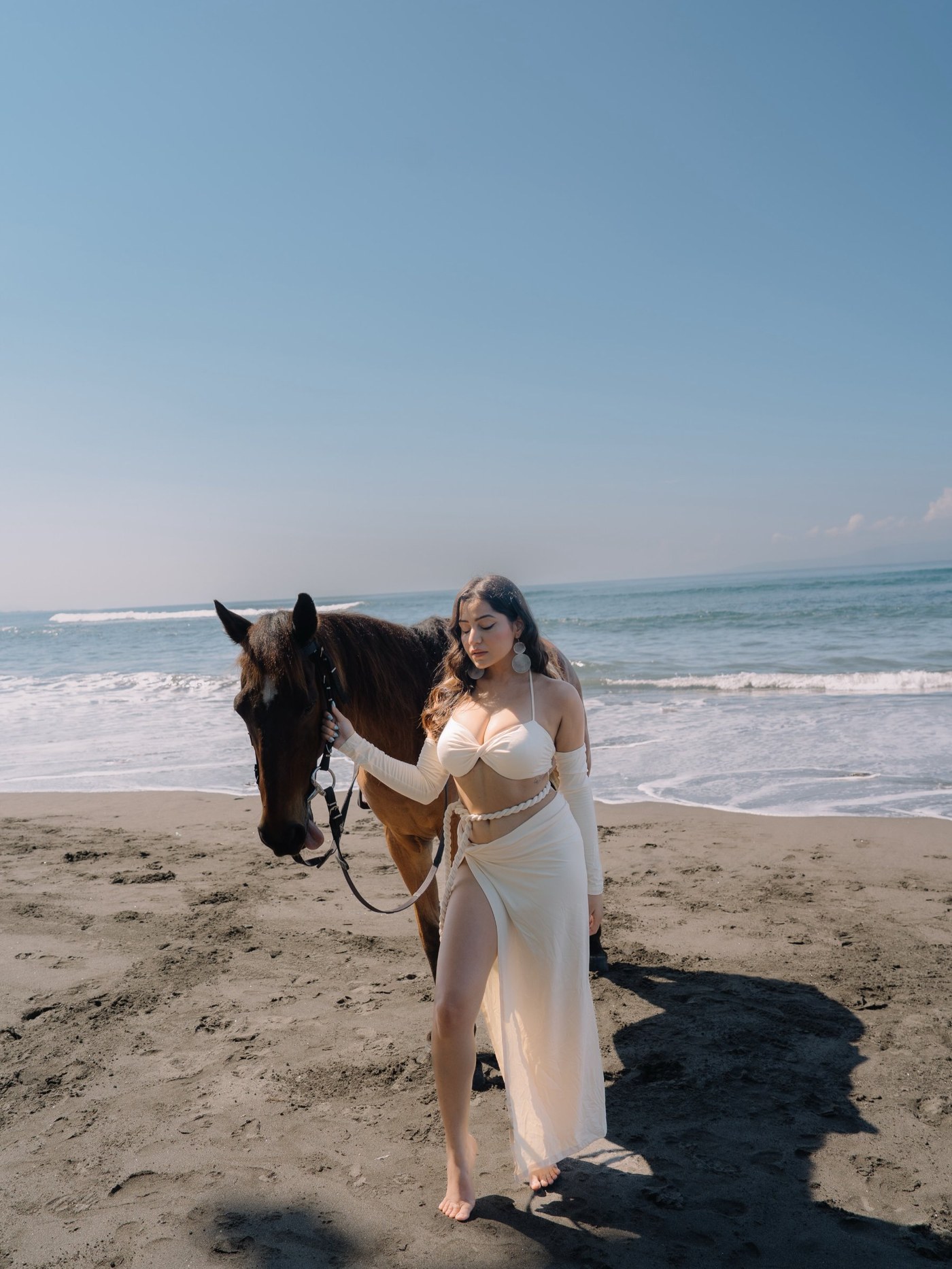 Simran Kaur's Coastal Glam: Mastering the Art of Effortless Beach Chic