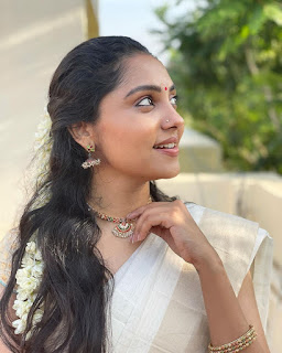 Smruthi Venkat's Stunning Outdoor Elegance