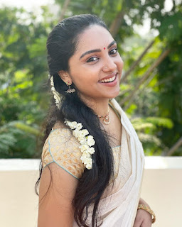 Smruthi Venkat's Stunning Outdoor Elegance