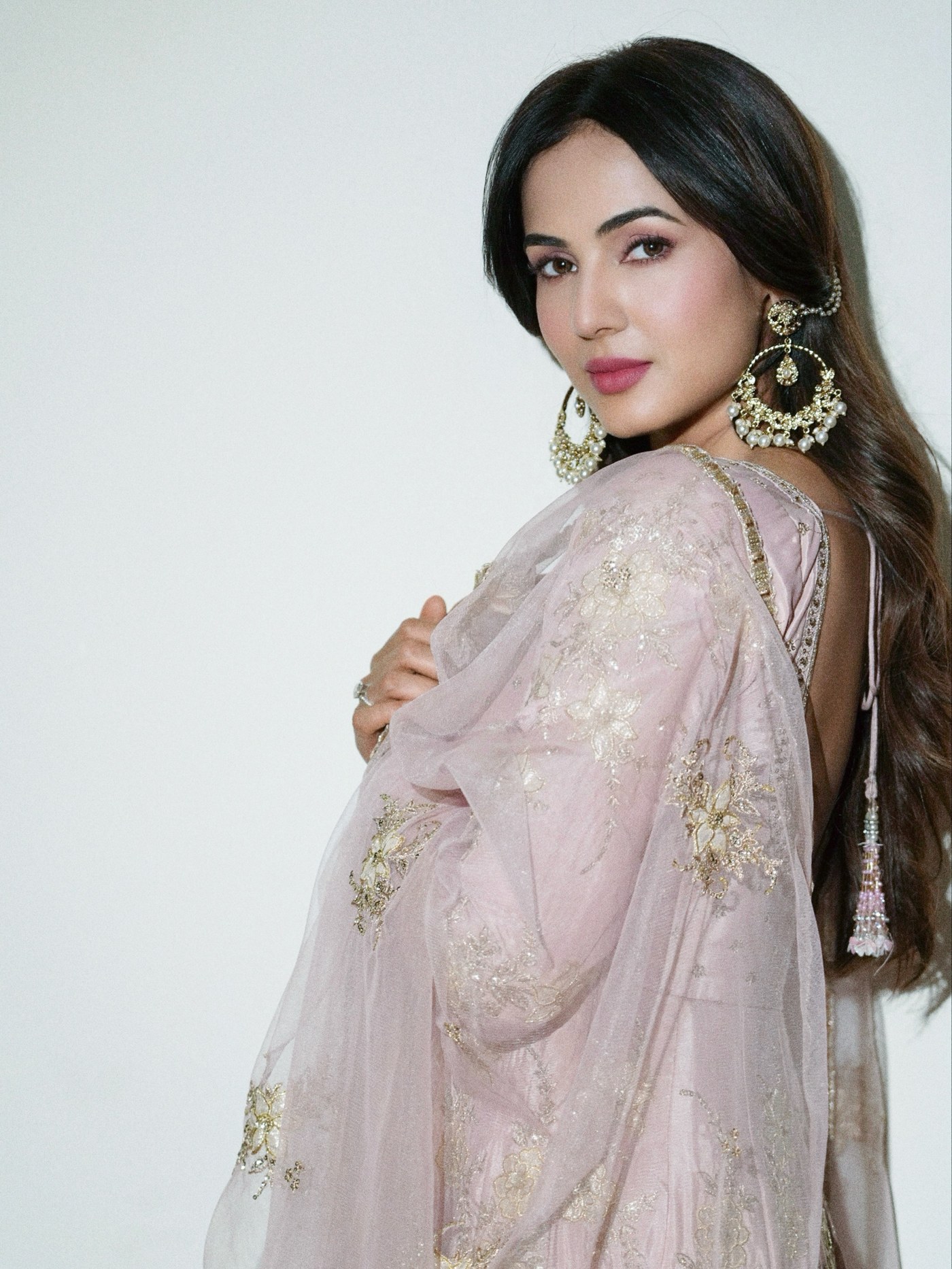 Pink Detailing: Sonal Chauhan’s Delicate Ethnic Presentation