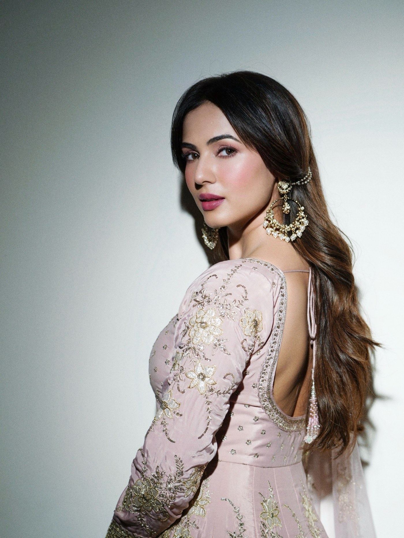 Pink Detailing: Sonal Chauhan’s Delicate Ethnic Presentation