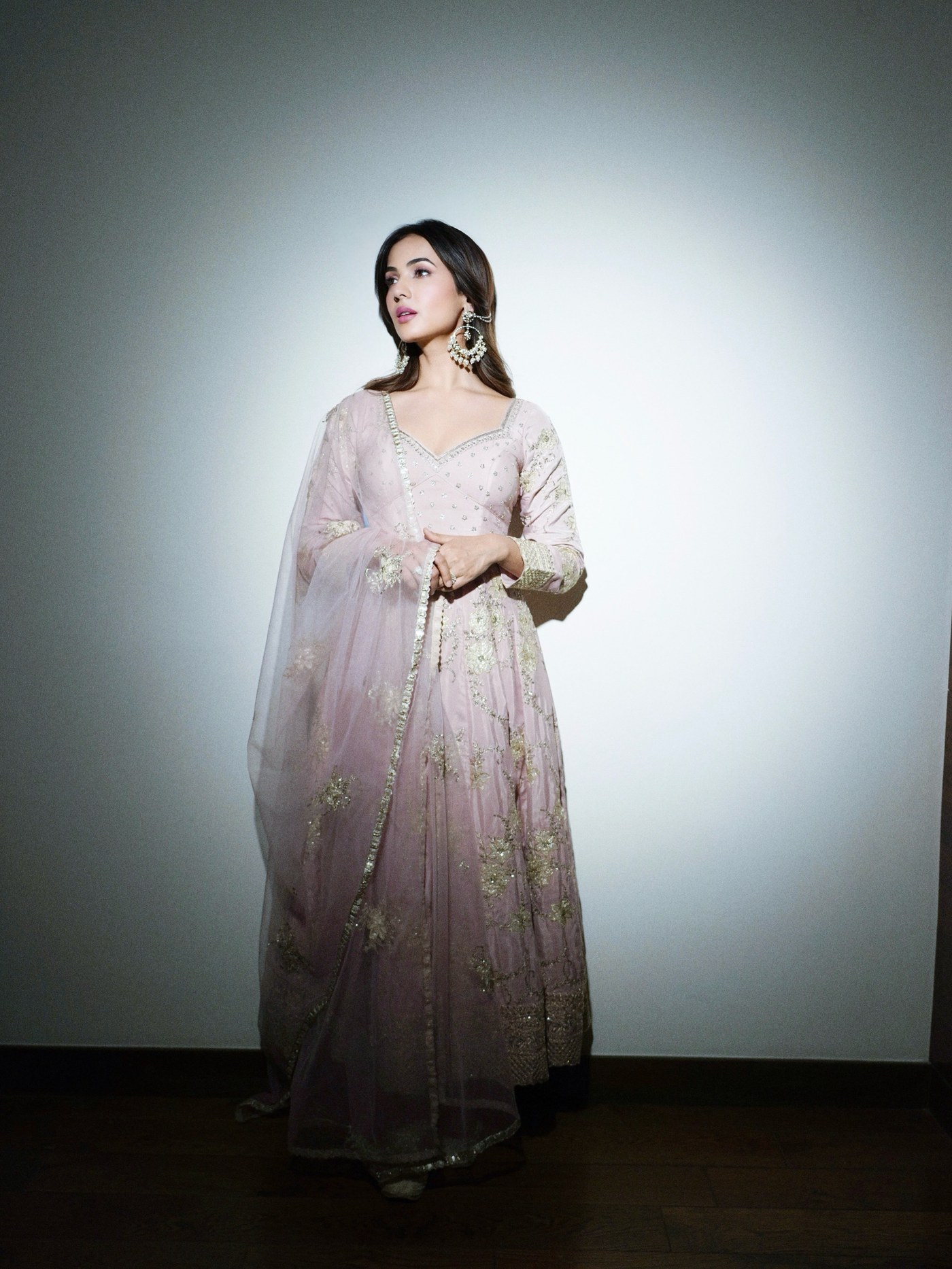 Pink Detailing: Sonal Chauhan’s Delicate Ethnic Presentation