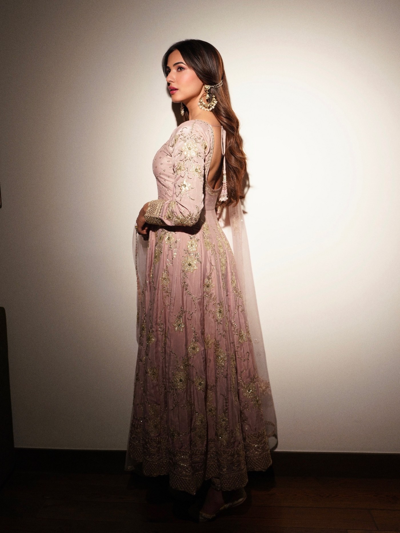 Pink Detailing: Sonal Chauhan’s Delicate Ethnic Presentation