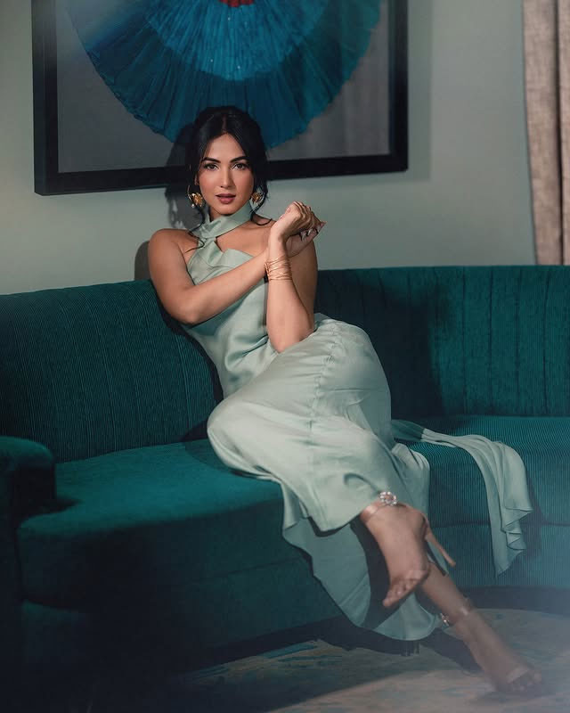 Pink Detailing: Sonal Chauhan’s Delicate Ethnic Presentation