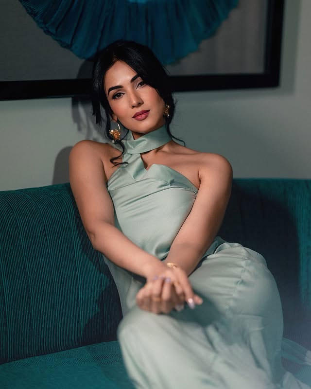 Pink Detailing: Sonal Chauhan’s Delicate Ethnic Presentation