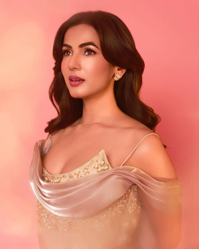 Pink Detailing: Sonal Chauhan’s Delicate Ethnic Presentation