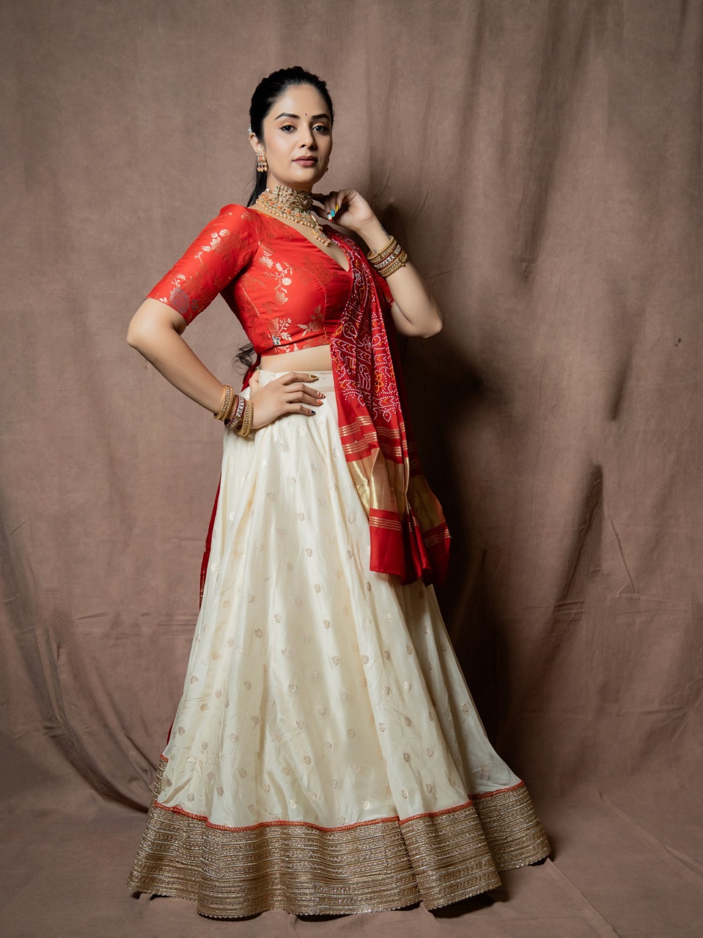 Sreemukhi's Regal Radiance: Mastering the Art of Modern Indian Elegance
