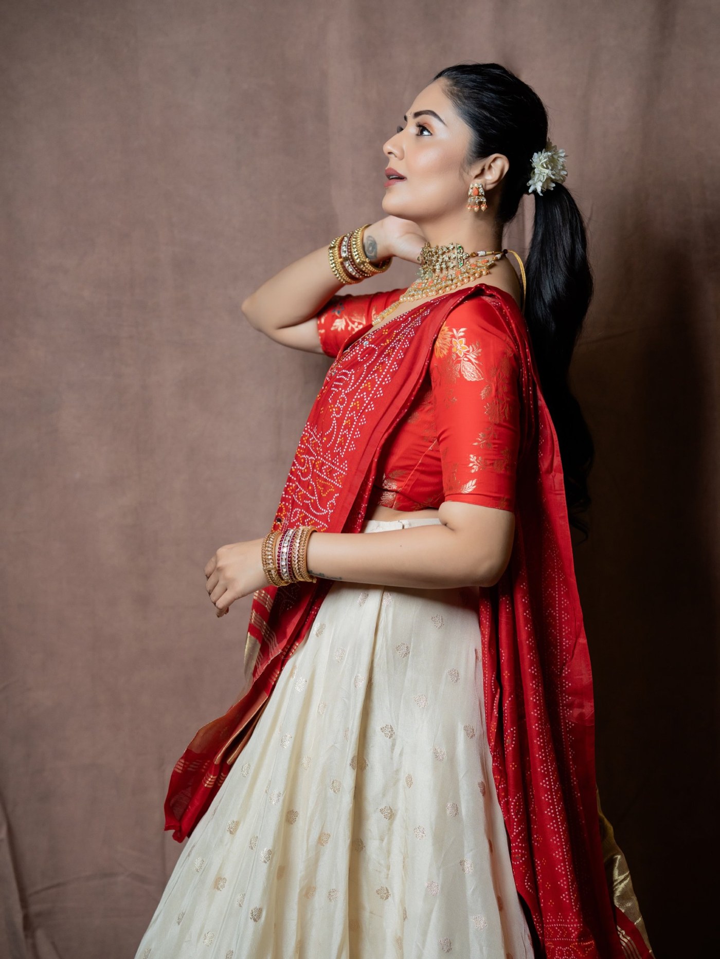 Sreemukhi's Regal Radiance: Mastering the Art of Modern Indian Elegance