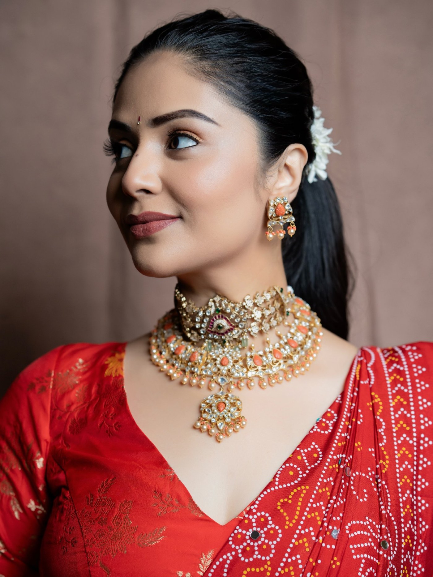 Sreemukhi's Regal Radiance: Mastering the Art of Modern Indian Elegance