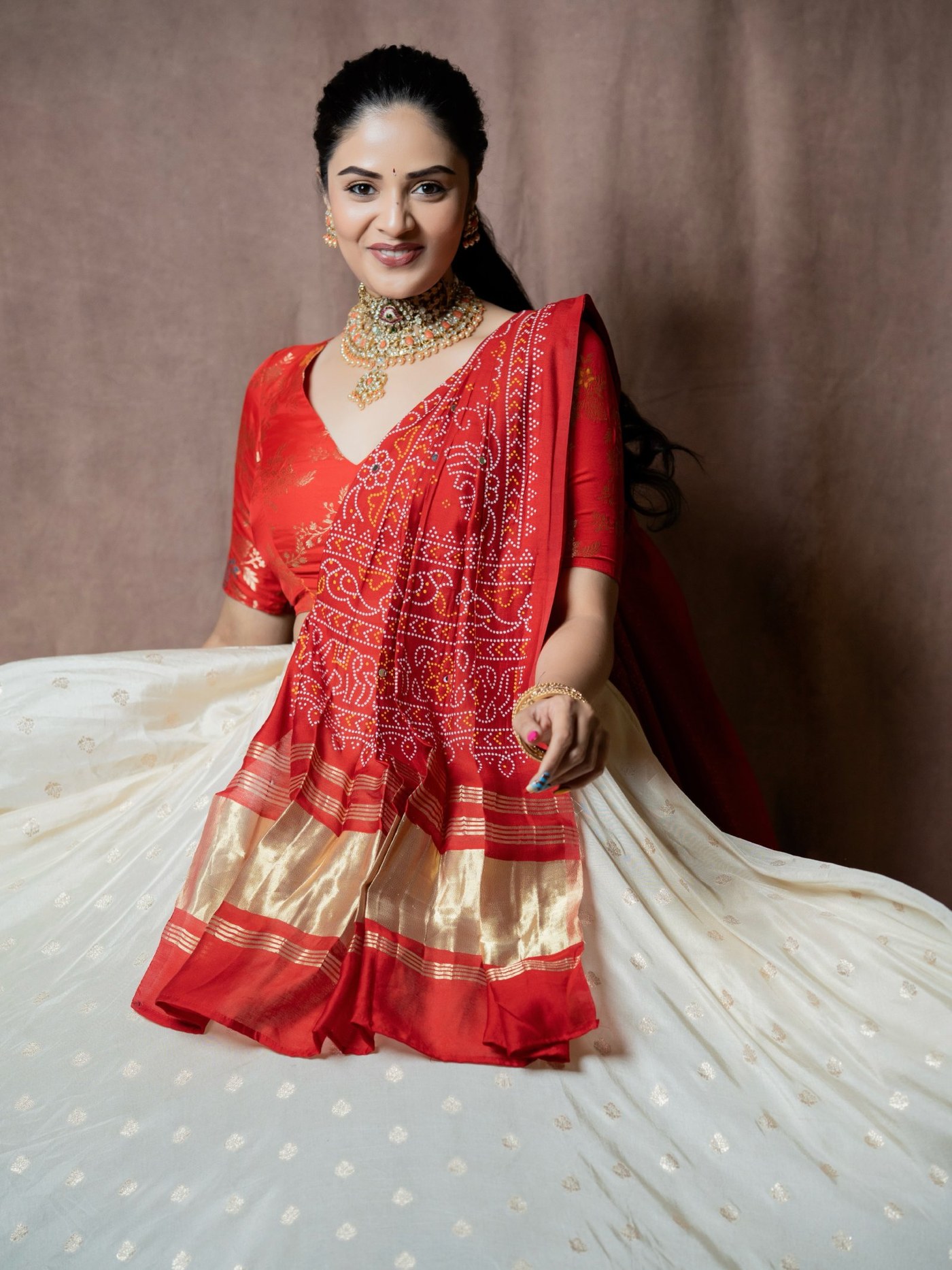 Sreemukhi's Regal Radiance: Mastering the Art of Modern Indian Elegance