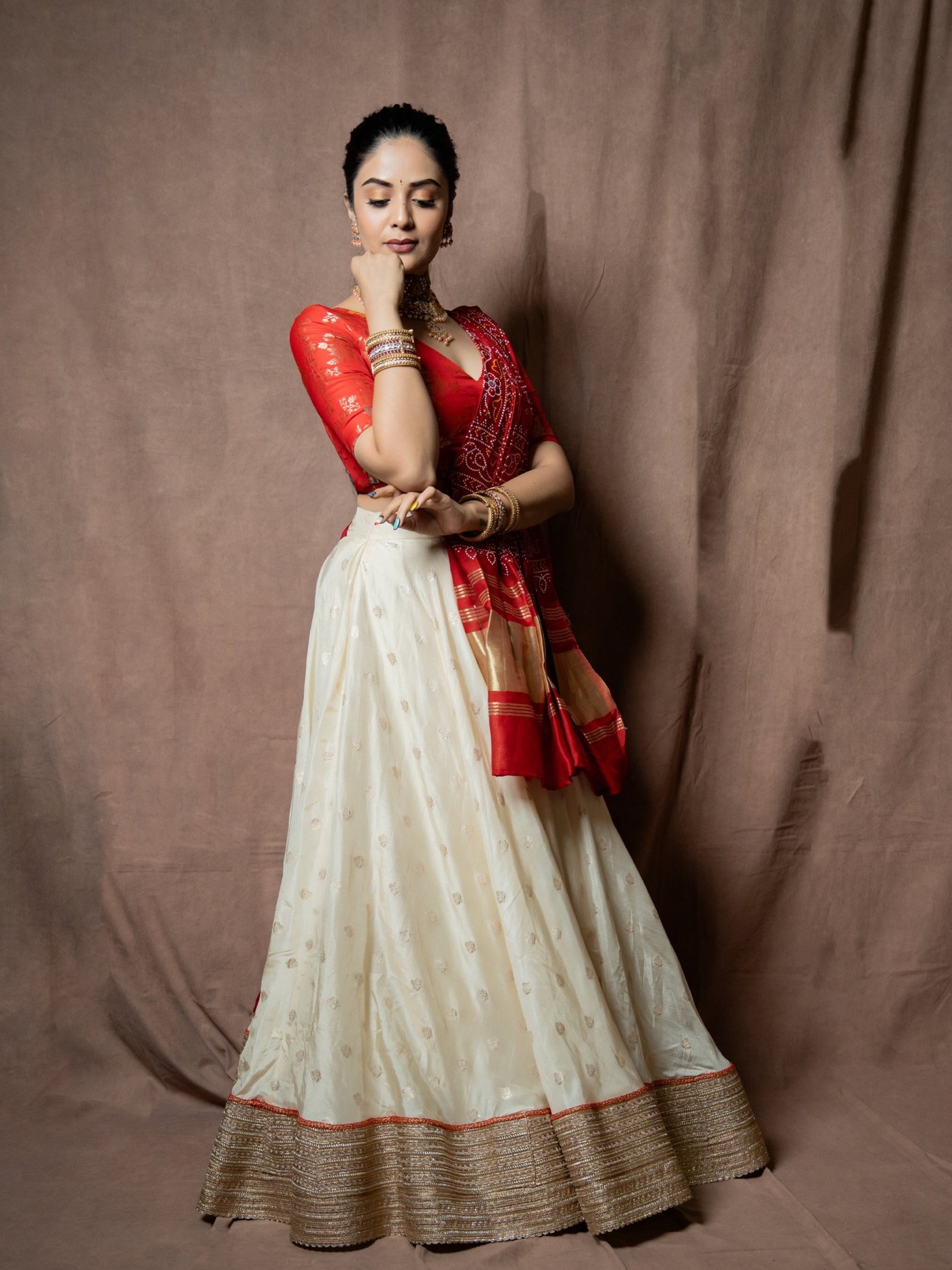 Sreemukhi's Regal Radiance: Mastering the Art of Modern Indian Elegance