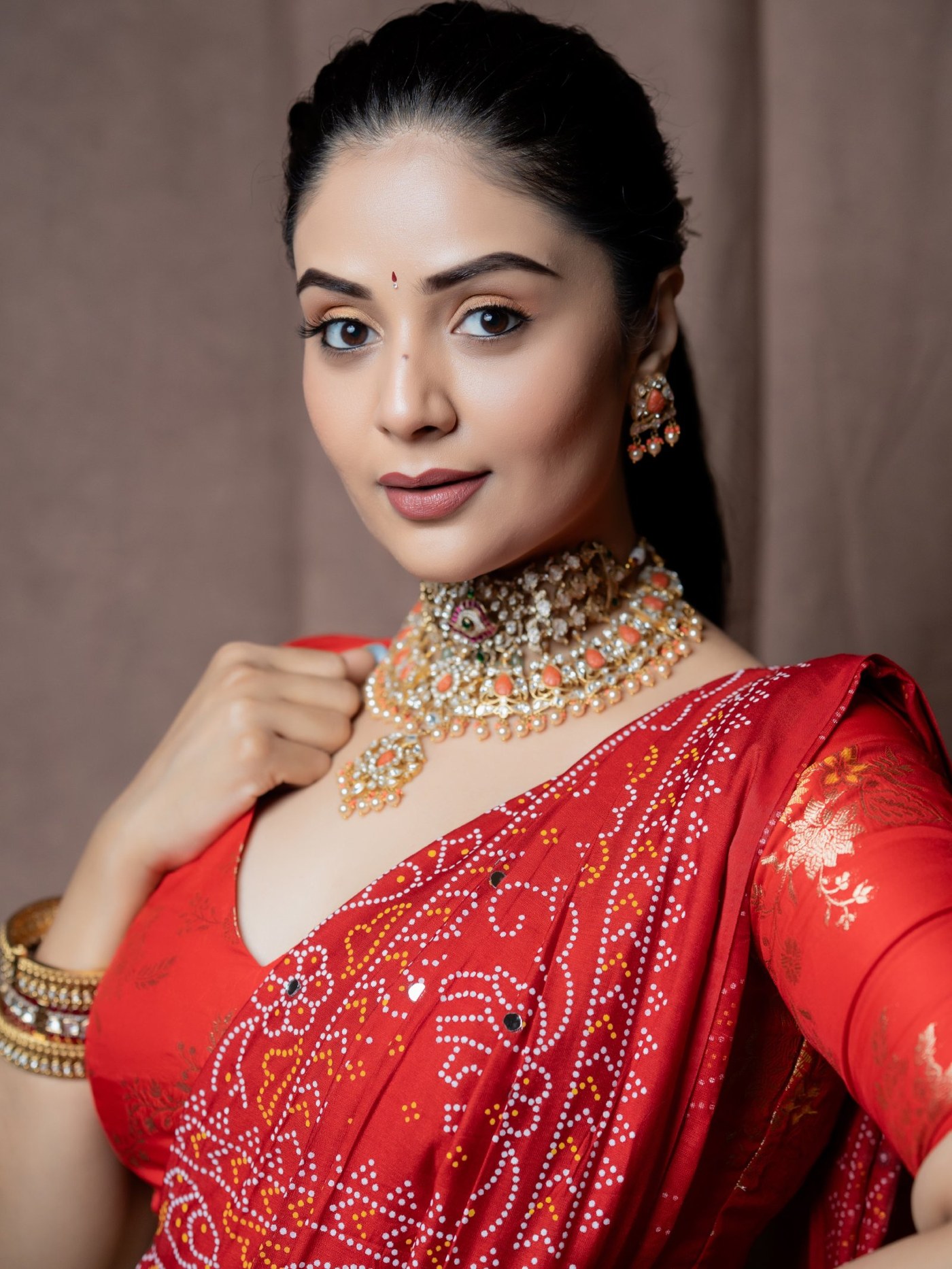 Sreemukhi's Regal Radiance: Mastering the Art of Modern Indian Elegance