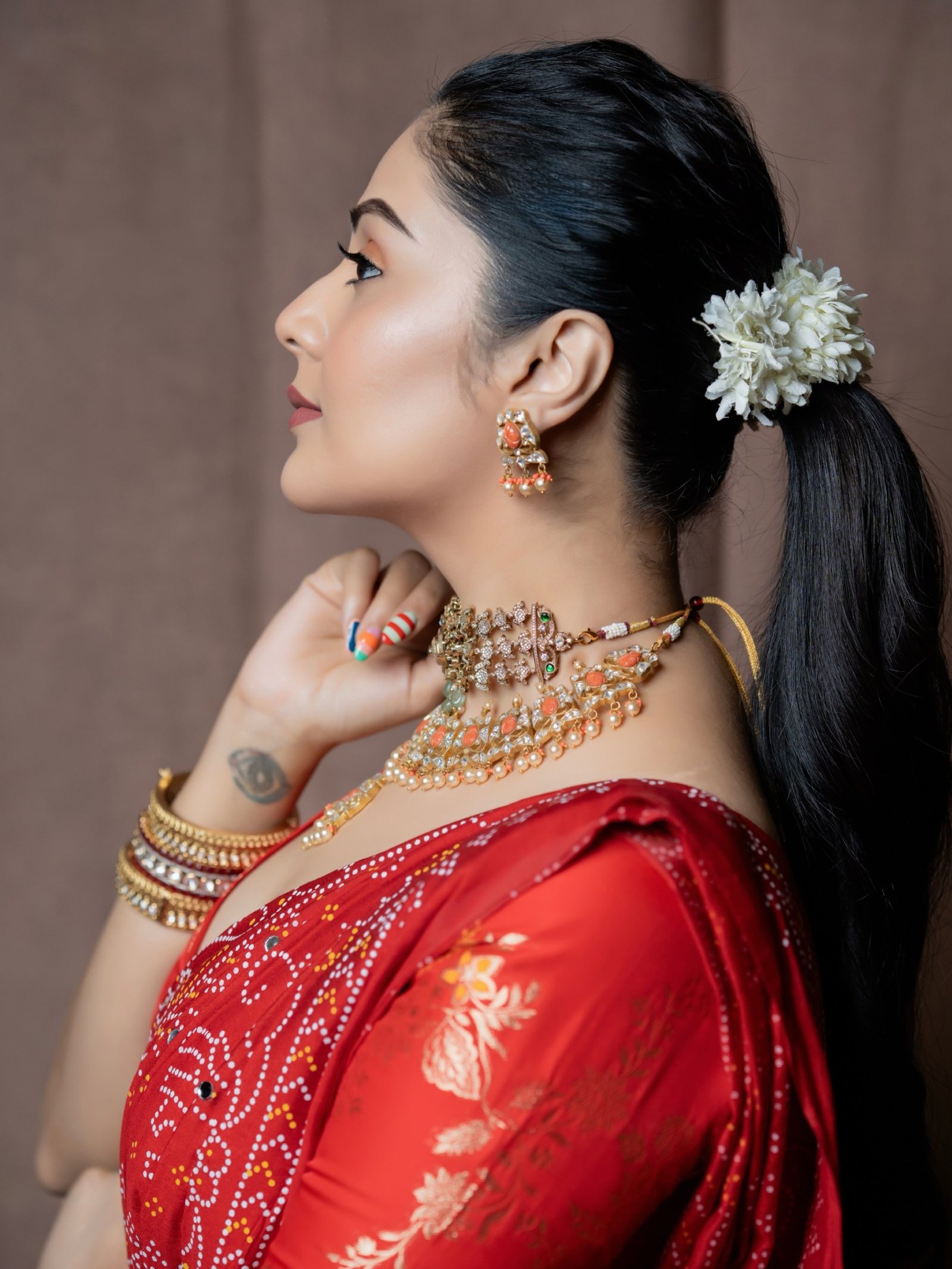 Sreemukhi's Regal Radiance: Mastering the Art of Modern Indian Elegance