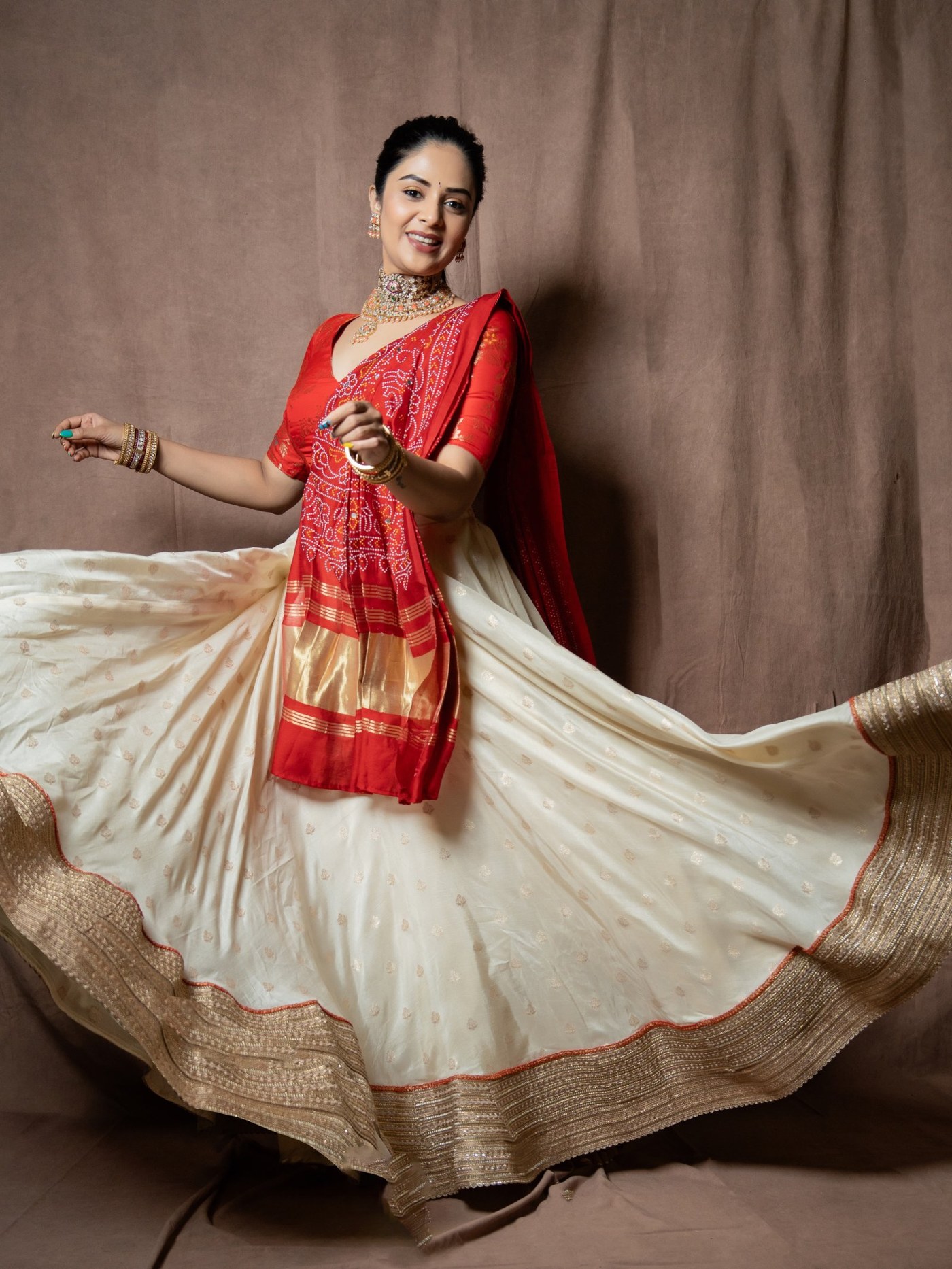 Sreemukhi's Regal Radiance: Mastering the Art of Modern Indian Elegance