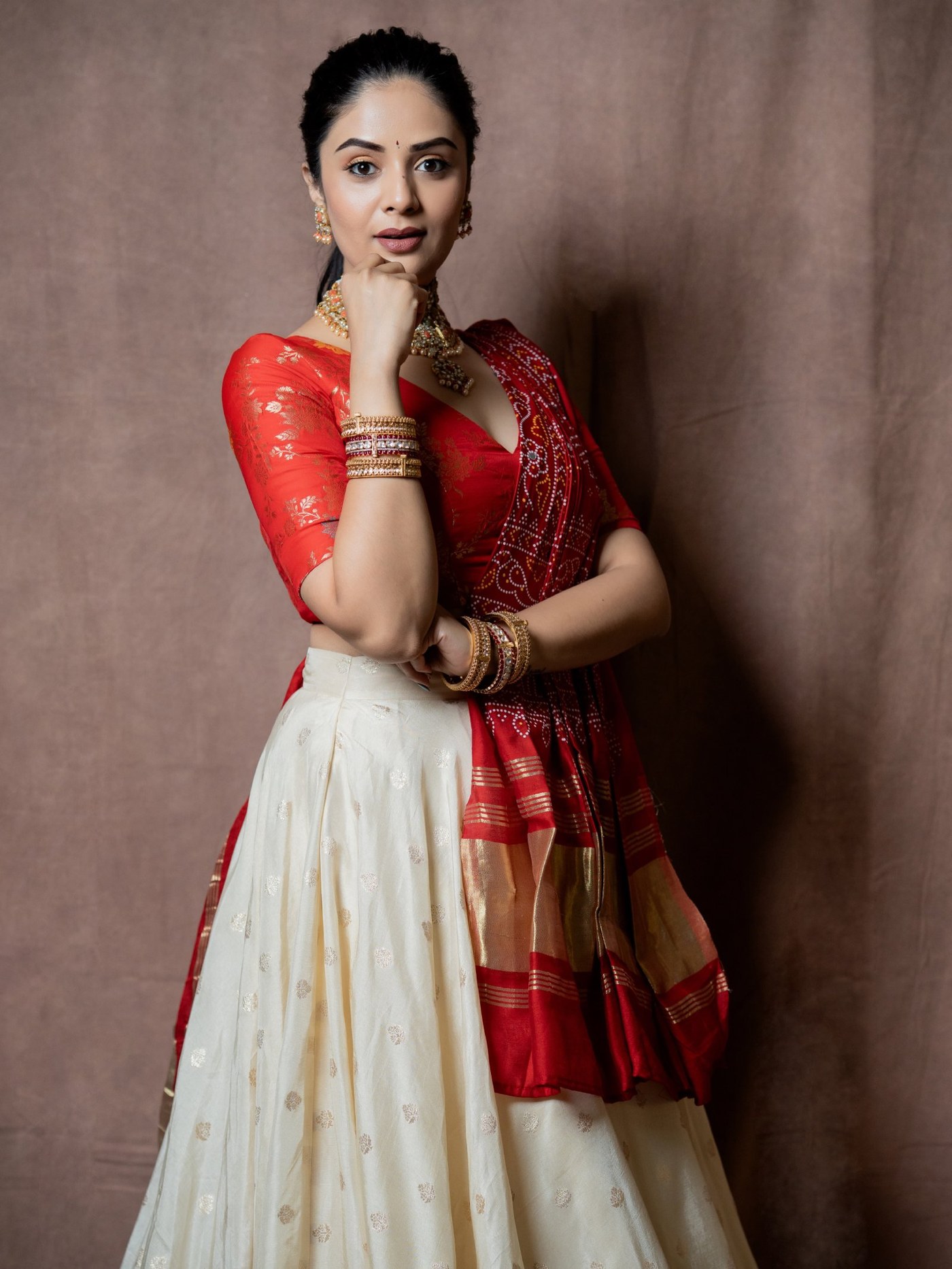 Sreemukhi's Regal Radiance: Mastering the Art of Modern Indian Elegance