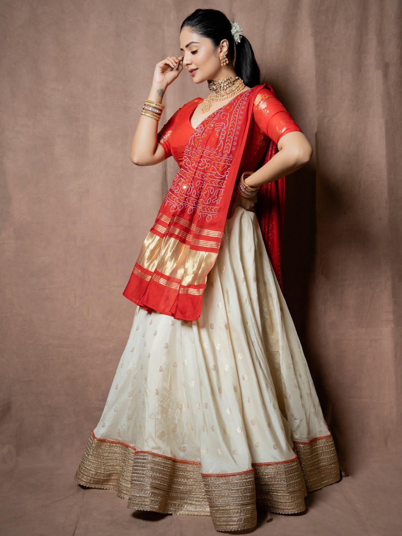 Sreemukhi's Regal Radiance: Mastering the Art of Modern Indian Elegance