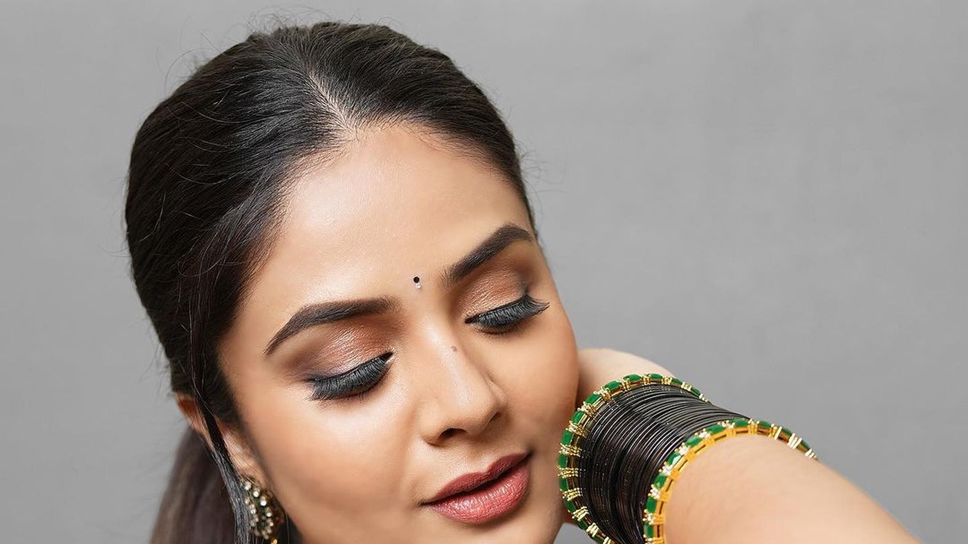 Sreemukhi Stunning Black Saree Photos Fashion Gallery