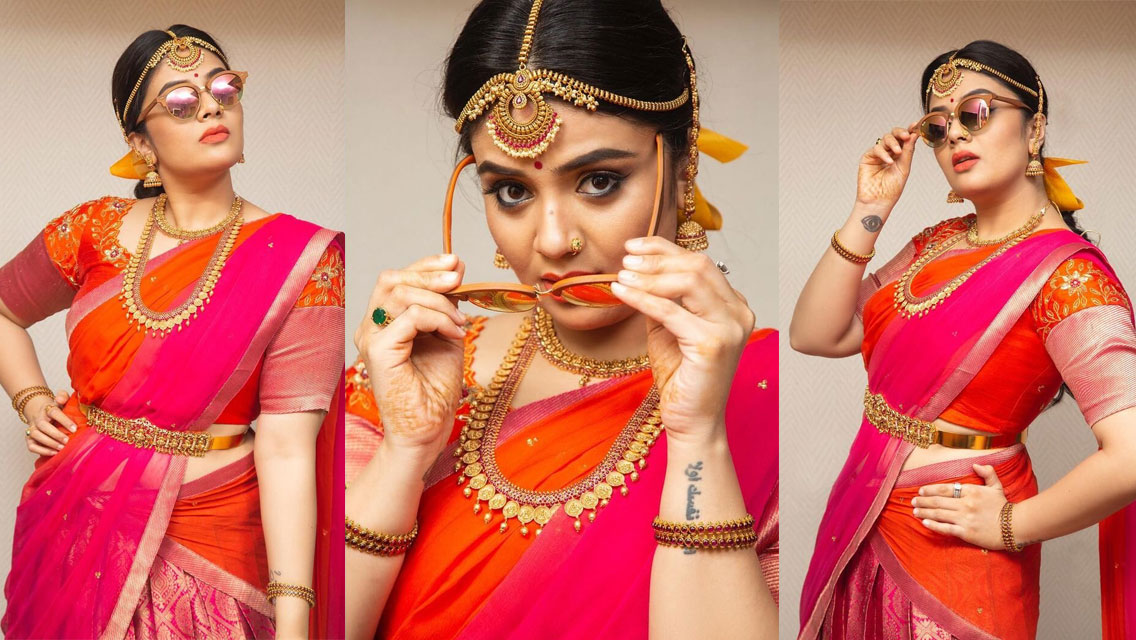 Sreemukhi Stunning Latest Saree Photos and Glamour