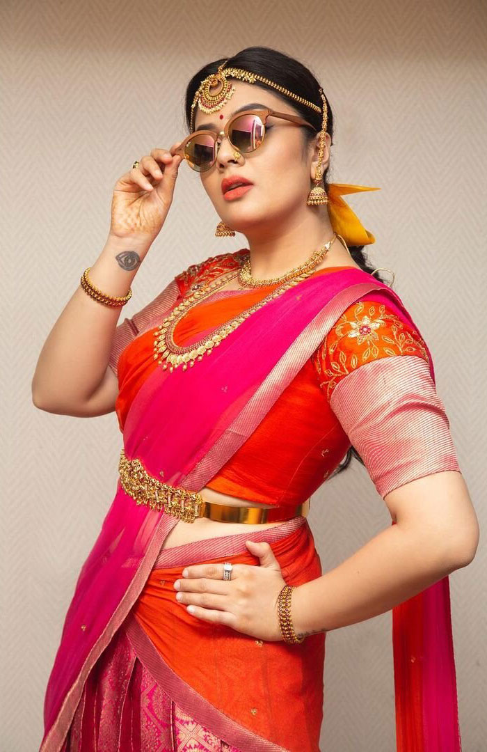 Sreemukhi Stunning Latest Saree Photos and Glamour