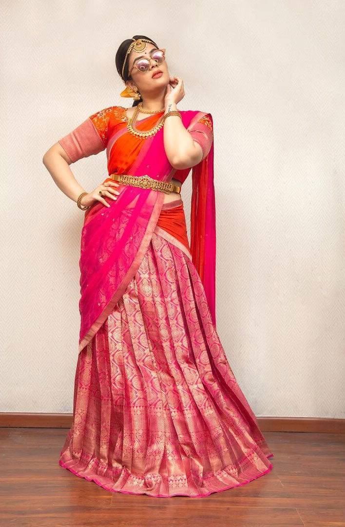 Sreemukhi Stunning Latest Saree Photos and Glamour