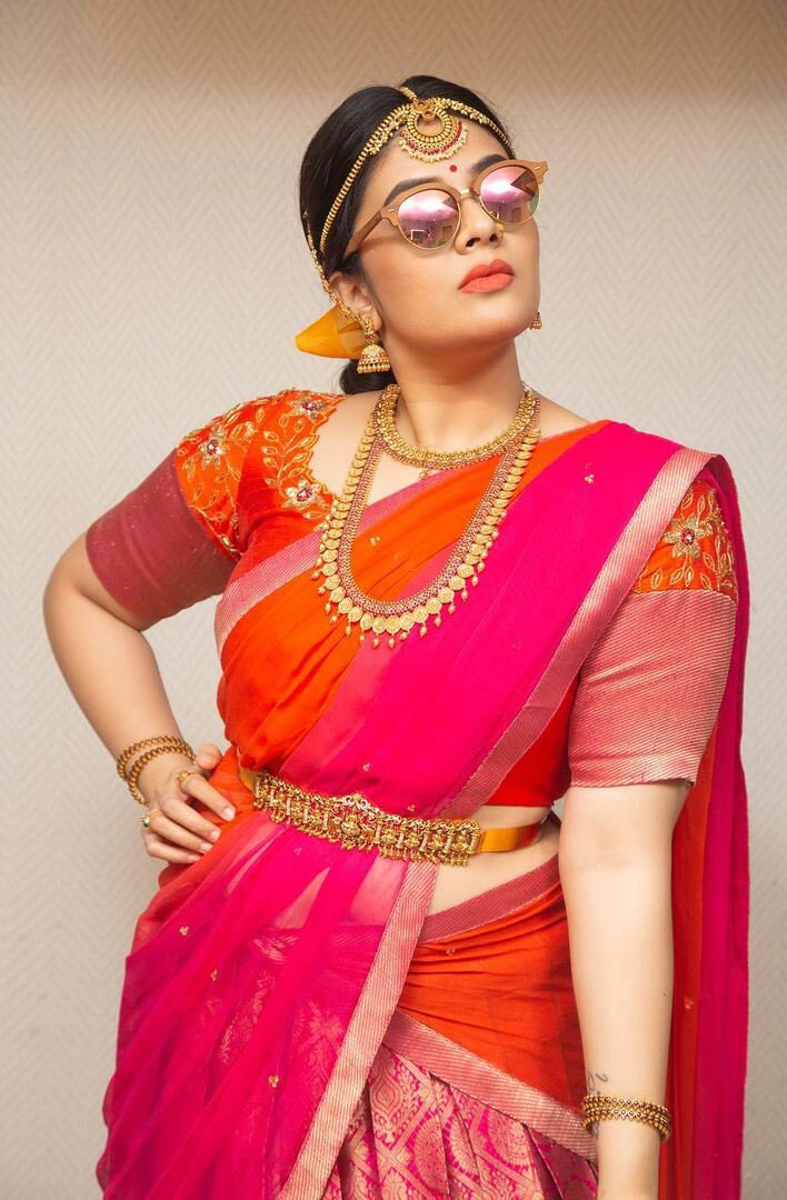 Sreemukhi Stunning Latest Saree Photos and Glamour