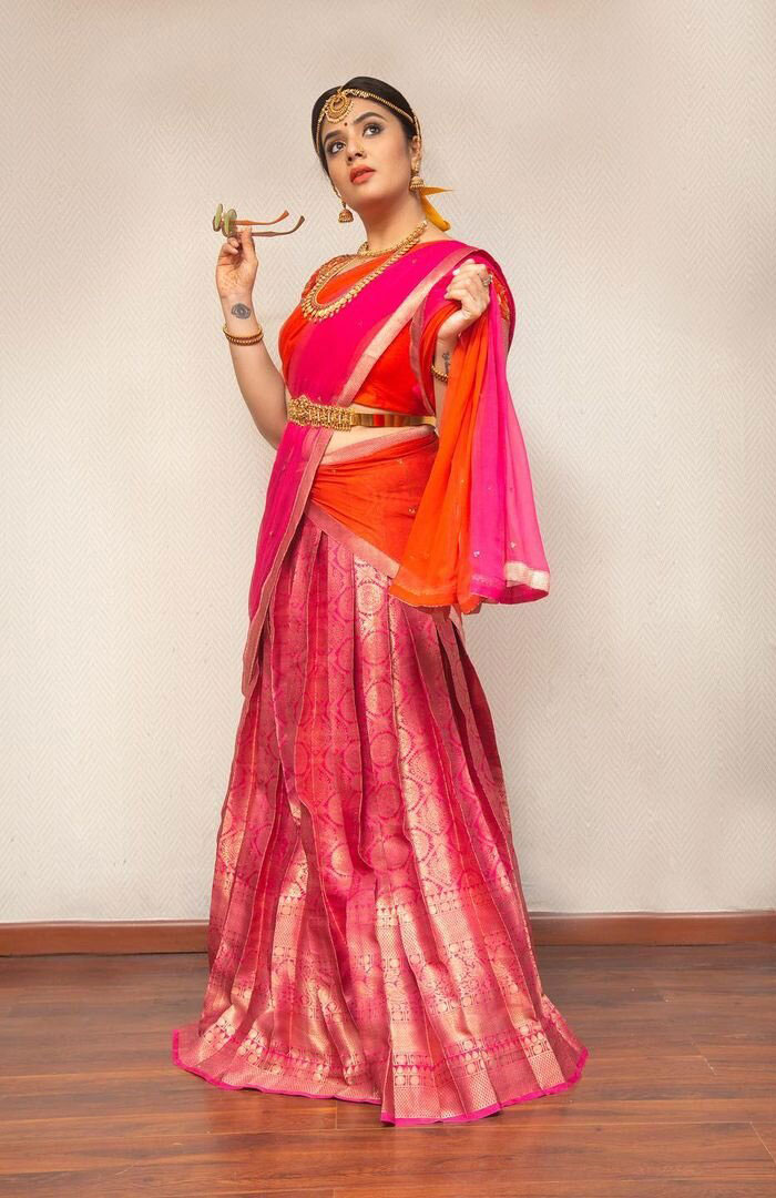 Sreemukhi Stunning Latest Saree Photos and Glamour