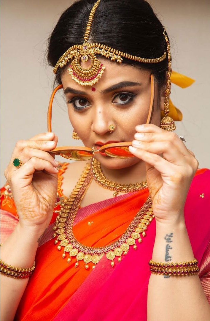 Sreemukhi Stunning Latest Saree Photos and Glamour