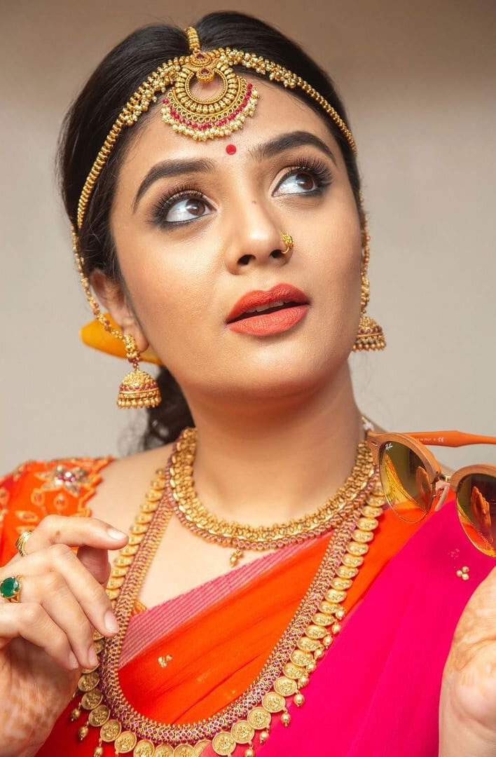 Sreemukhi Stunning Latest Saree Photos and Glamour