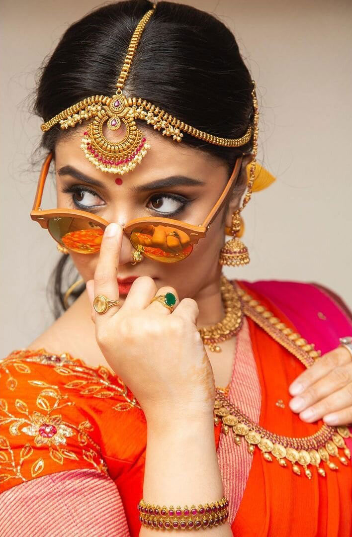 Sreemukhi Stunning Latest Saree Photos and Glamour