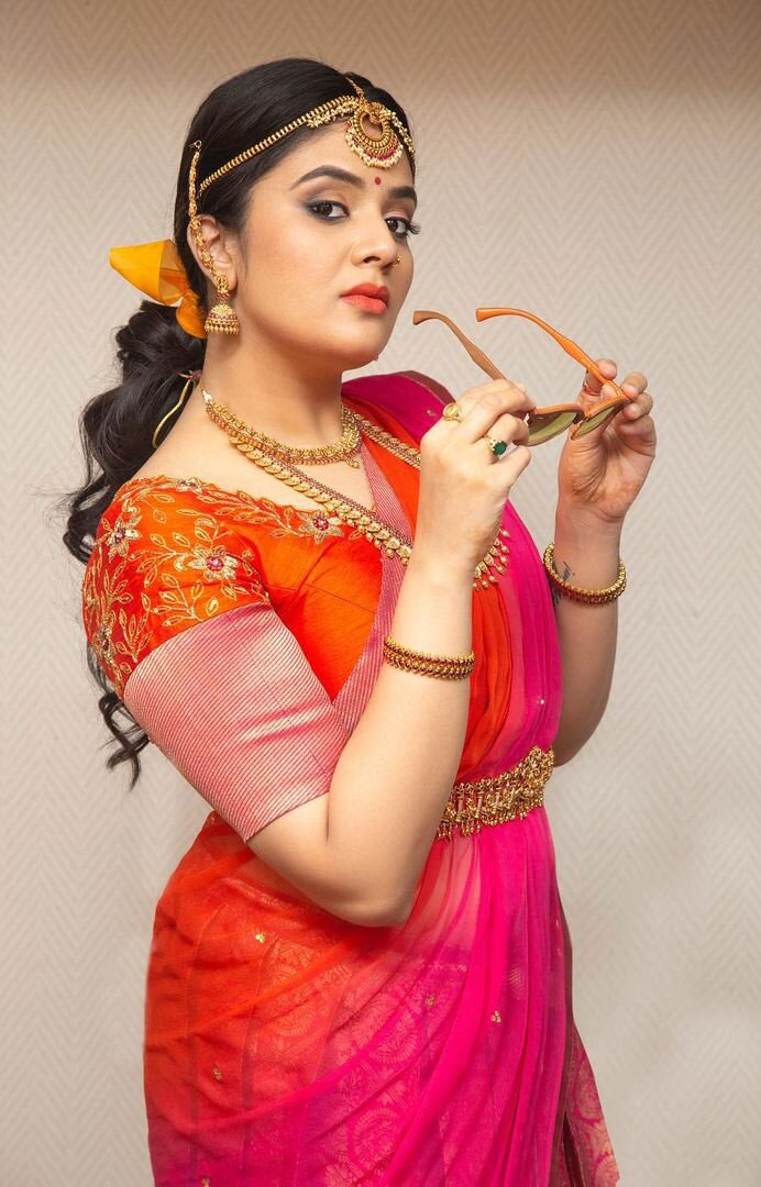 Sreemukhi Stunning Latest Saree Photos and Glamour