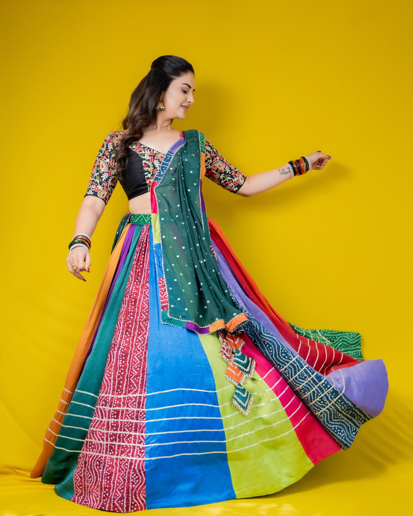 Teal Drape Meets Rainbow Pleats: Sreemukhi’s Colour Statement