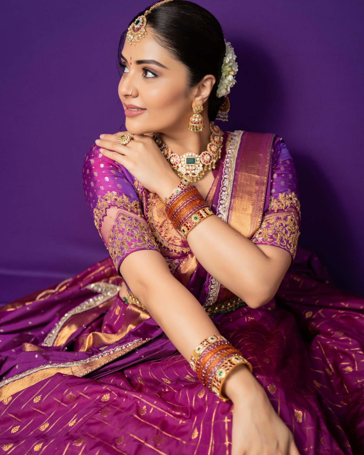 Sreemukhi’s Royal Purple Silk Look Defines Festive Indian Glamour