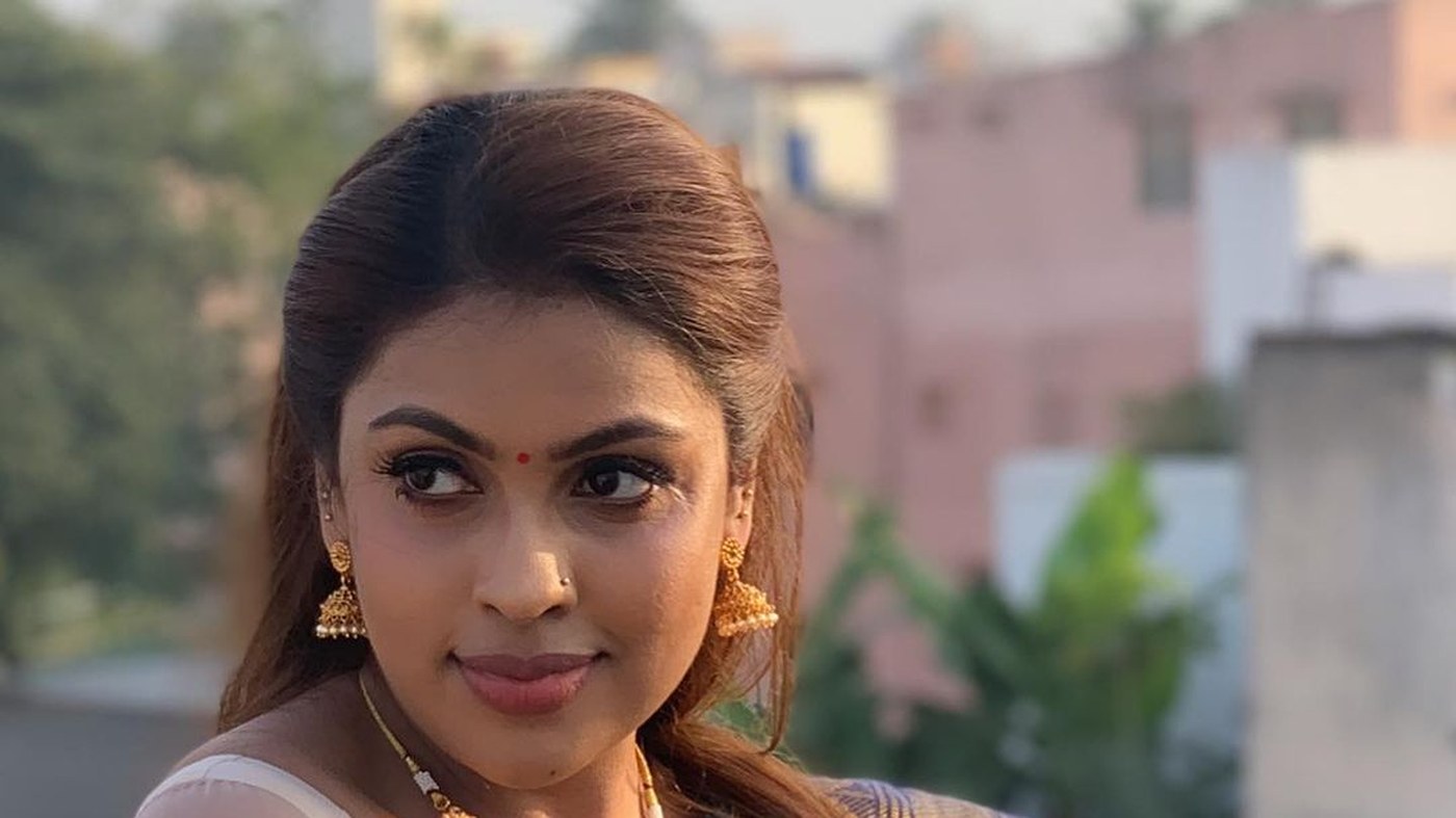 Srinikha's Stunning Green Saree Photos | Timeless Traditional Elegance