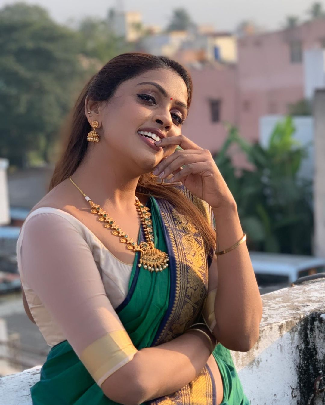 Srinikha's Stunning Green Saree Photos | Timeless Traditional Elegance