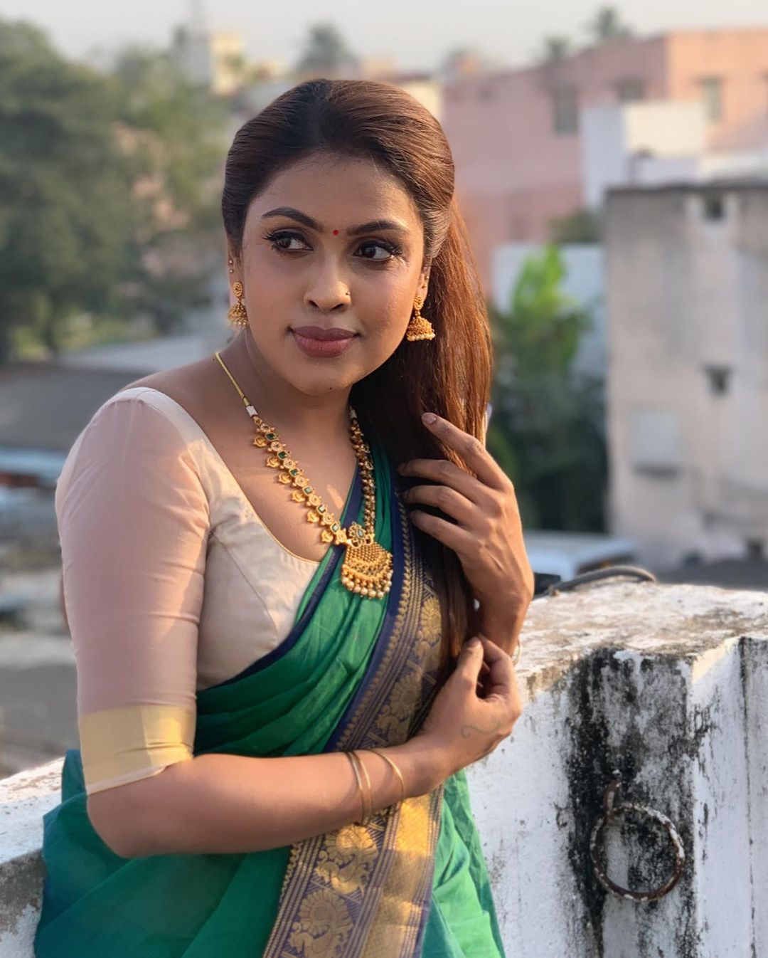 Srinikha's Stunning Green Saree Photos | Timeless Traditional Elegance