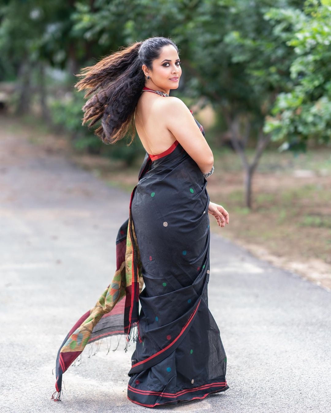 Anasuya Bharadwaj: Ethereal Beauty in Traditional Attire