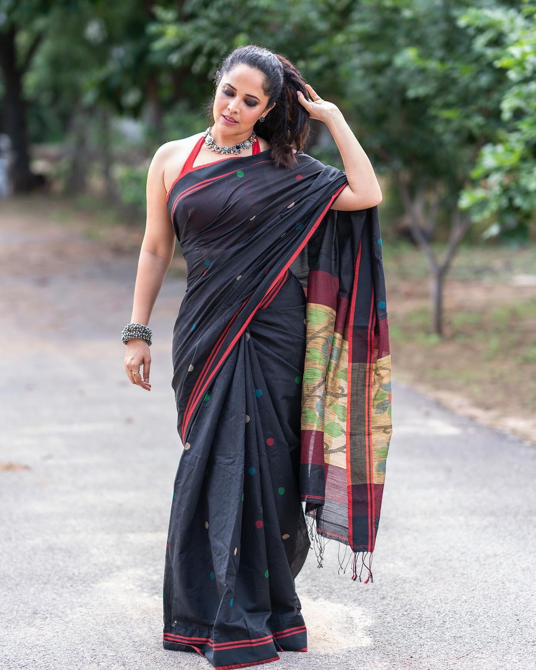 Anasuya Bharadwaj: Ethereal Beauty in Traditional Attire