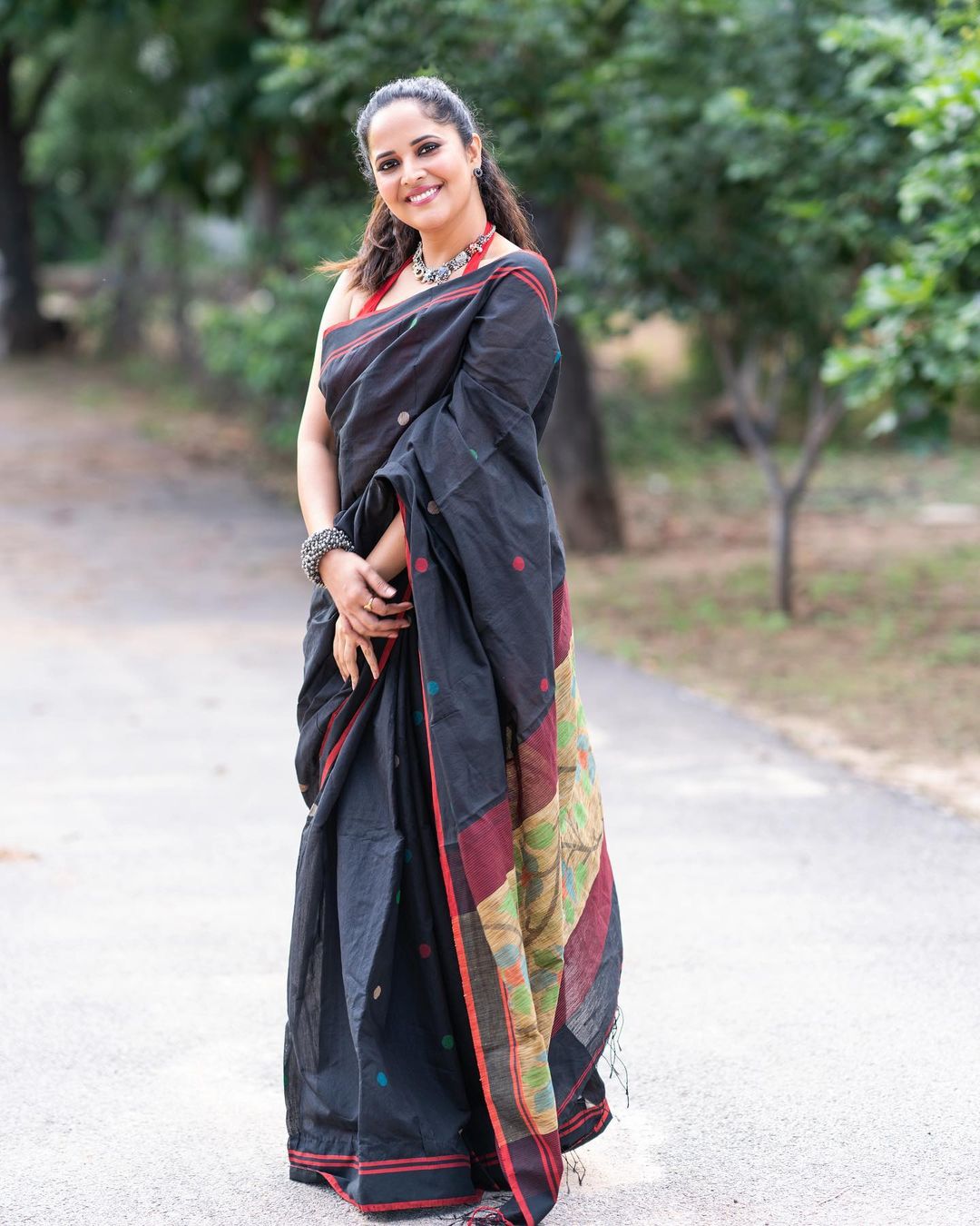 Anasuya Bharadwaj: Ethereal Beauty in Traditional Attire